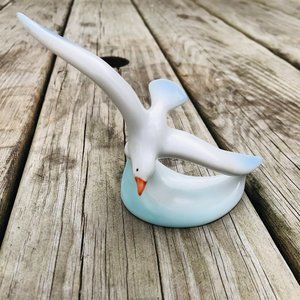 Hollohaza Seagull in Flight / Porcelain / Hungary #1831 / Figurine Bird Soaring